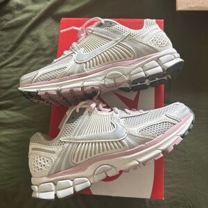 Nike Women's Gray and Pink Vomero